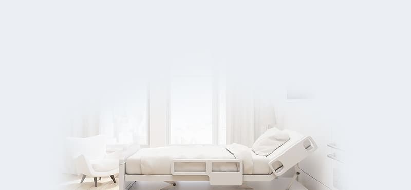 Lichte ziekenhuiskamer met een opgemaakt bed